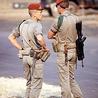 Une image contenant personne, habits, plein air, arme

Description gnre automatiquement