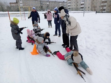 Une image contenant neige, plein air, chaussures, hiver

Description gnre automatiquement
